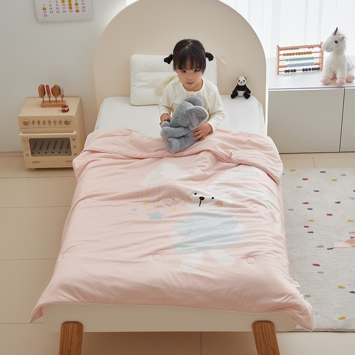 91家纺网 家纺一手货源 找家纺 荷马之梦 2025新款大版针织棉凉感丝AB版大豆儿童夏被 蓝风铃兔