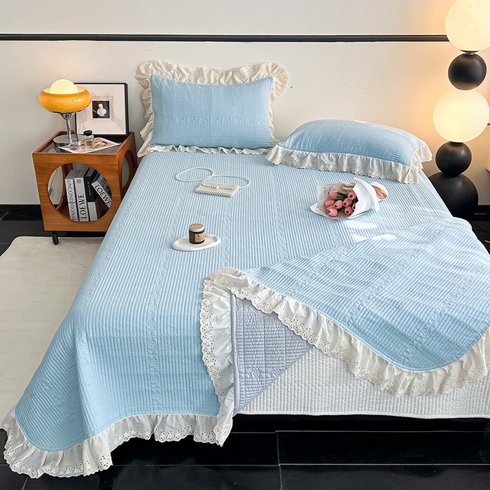 91家纺网 家纺一手货源 找家纺 沐纯家居 2025新款棉小乐花边床盖三件套 冰蓝