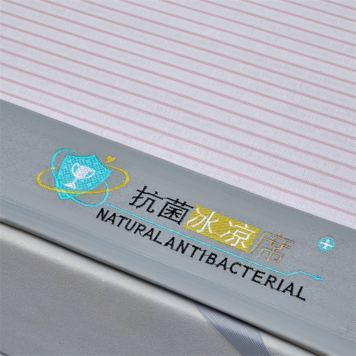 91家纺网 家纺一手货源 找家纺 2025新款凉席抗菌三明治可水洗碳光冰丝席宽边刺绣冰丝席 素夏 树莓粉-床席款