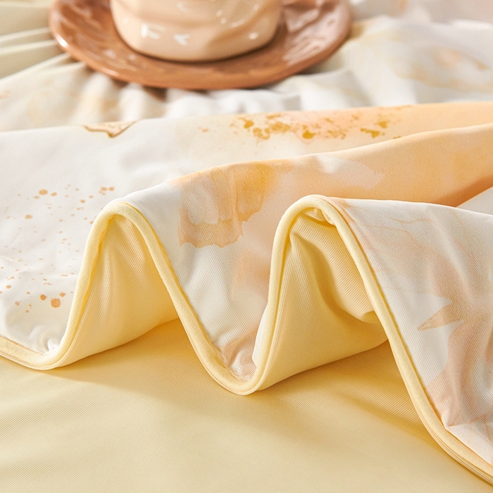 91家纺网 家纺一手货源 找家纺 缔锦家纺 2025新款凉感丝印花夏被 蝶恋-清新黄