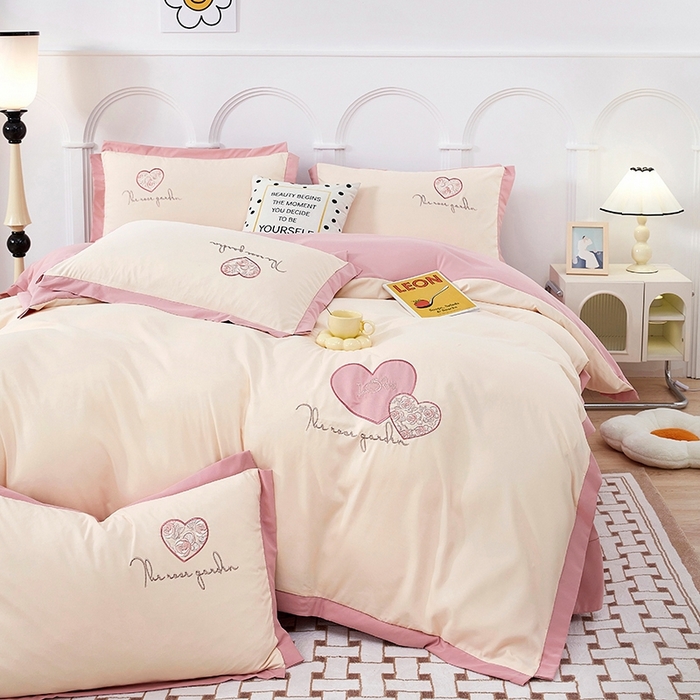 91家纺网 家纺一手货源 找家纺 卡迪亚家纺 2025新款加厚柔肤棉贴布绣宽边双拼刺绣四件套-满心花园 满心花园-蜜豆沙