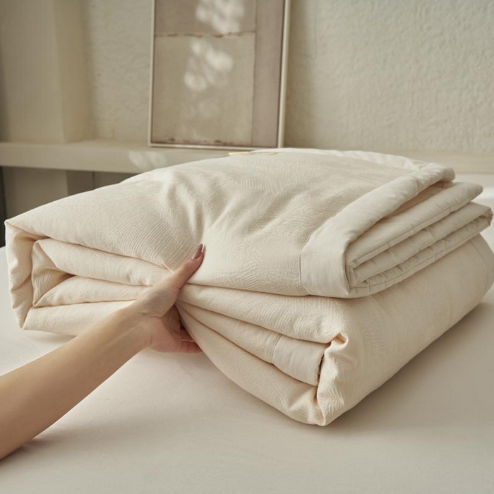91家纺网 家纺一手货源 找家纺 寐绸家纺 2025新款纯棉水洗棉三层提花大豆纤维夏被四件套 肌理纹夏被-本白