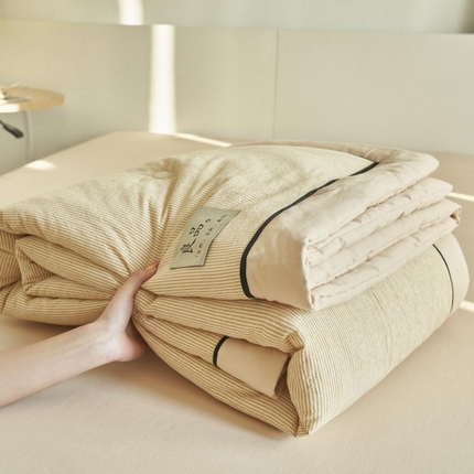 91家纺网 家纺一手货源 找家纺 寐绸家纺 2025新款纯棉水洗棉细条宽边大豆纤维夏被四件套 密条-杏色