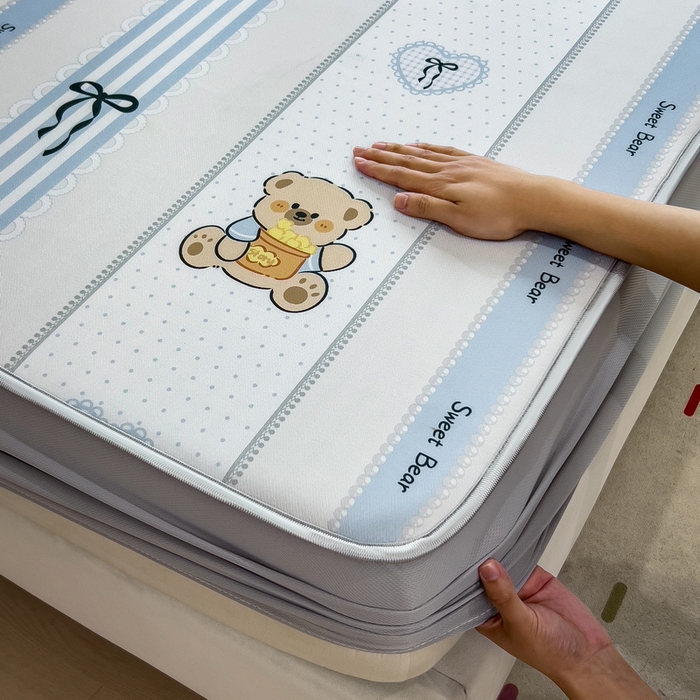 91家纺网 家纺一手货源 找家纺 丝羽坊 2025新款小版印花冰丝凉席冰丝席碳光冰丝凉席-床笠款 饼干熊