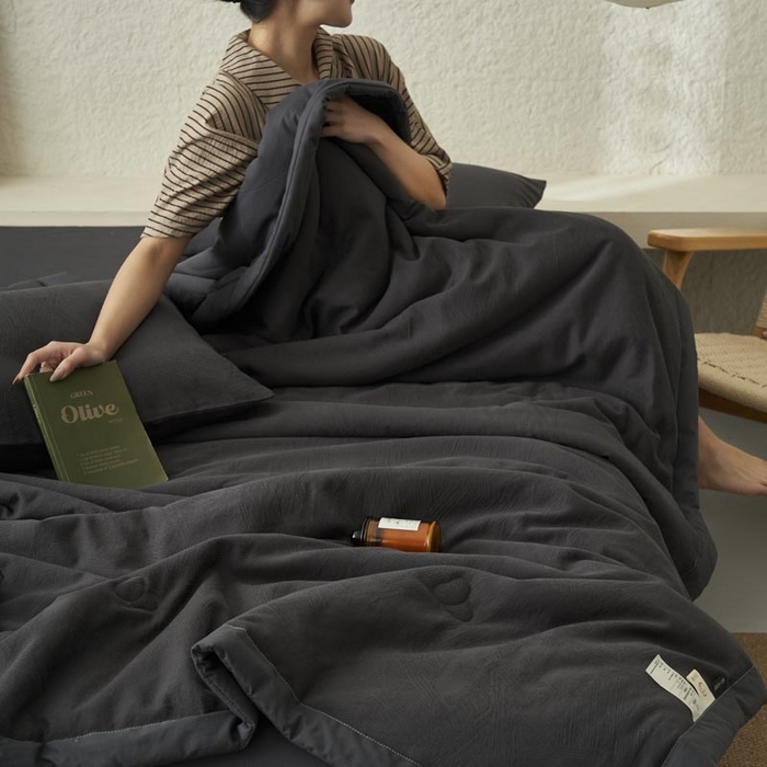 91家纺网 家纺一手货源 找家纺 寐绸家纺 2025新款纯棉水洗棉三层提花大豆纤维夏被四件套 肌理纹夏被-暗灰