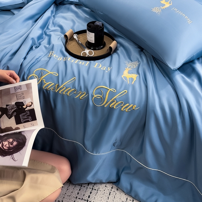 91家纺网 家纺一手货源 找家纺 卡罗兰 2025新款水洗天丝夏凉被空调被水洗真丝夏被四件套-森旅迷鹿 森旅迷鹿-宾利蓝