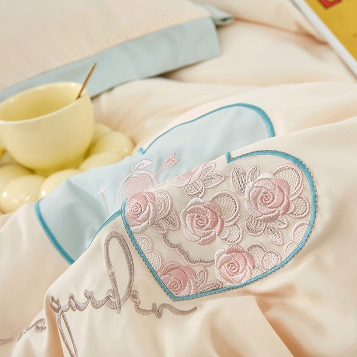 91家纺网 家纺一手货源 找家纺 卡迪亚家纺 2025新款加厚柔肤棉贴布绣宽边双拼刺绣四件套-满心花园 满心花园-爱尔兰