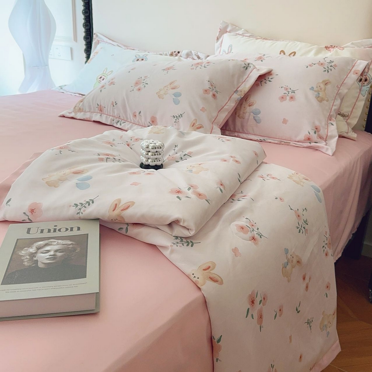 91家纺网 家纺一手货源 找家纺 兜米家居 2025新款水洗天丝夏被四件套 桃花兔兔