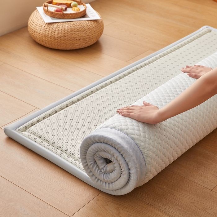 91家纺网 家纺一手货源 找家纺 2025新款包边工艺凉感冰藤地铺睡垫系列凉席地垫 凉豆豆蓝