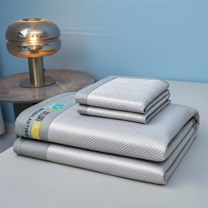 91家纺网 家纺一手货源 找家纺 2025新款凉席抗菌三明治可水洗碳光冰丝席宽边刺绣冰丝席 思绪 绅士灰-床席款