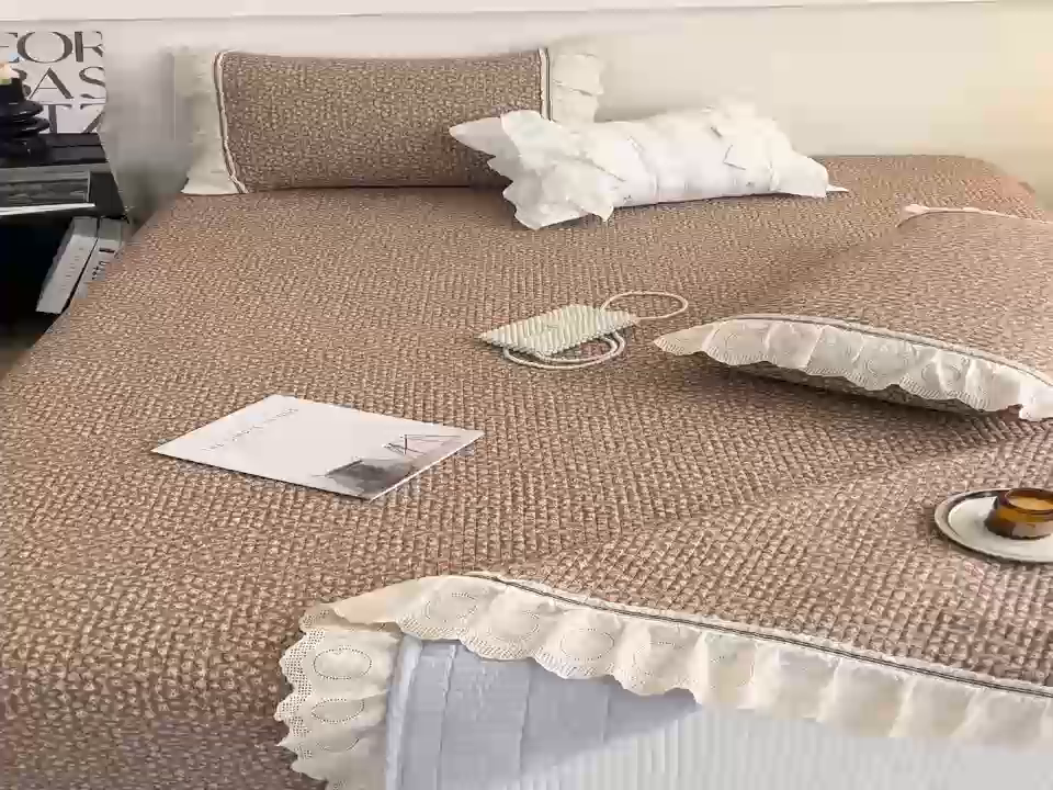 91家纺网 家纺一手货源 找家纺 沐纯家居 2025新款法式小碎花床盖四件套 玫咖