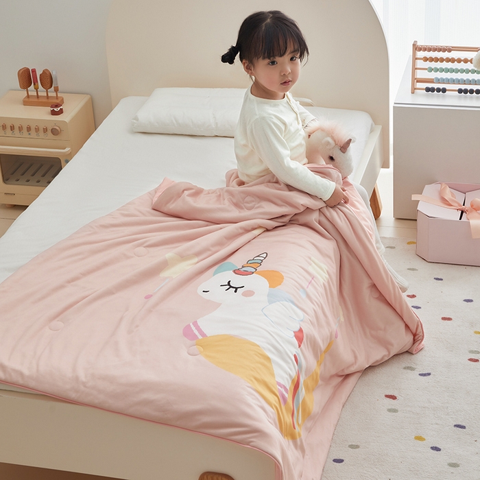 91家纺网 家纺一手货源 找家纺 荷马之梦 2025新款大版针织棉凉感丝AB版大豆儿童夏被 月亮独角兽