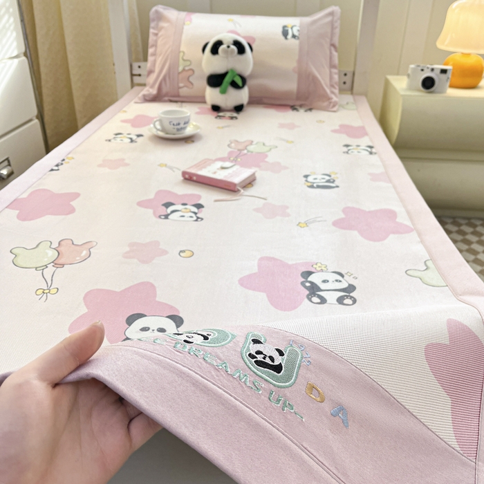 91家纺网 家纺一手货源 找家纺 2025新款印花冰藤凉席-学生款 粉熊猫