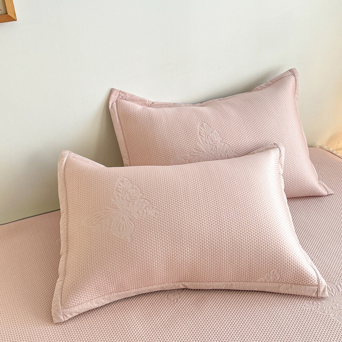 91家纺网 家纺一手货源 找家纺 安哆啦家纺 2025新款凉感冰豆豆花边凉席三件套系列 豆豆床裙-仙女粉