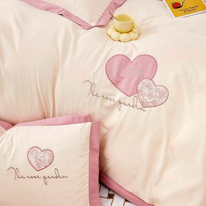 91家纺网 家纺一手货源 找家纺 卡迪亚家纺 2025新款加厚柔肤棉贴布绣宽边双拼刺绣四件套-满心花园 满心花园-蜜豆沙