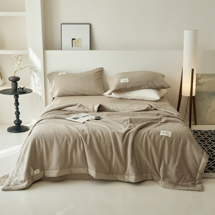 91家纺网 家纺一手货源 找家纺 寐绸家纺 2025新款纯棉水洗棉三层提花大豆纤维夏被四件套 曲线条-浅驼