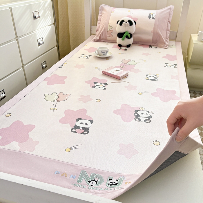 91家纺网 家纺一手货源 找家纺 2025新款印花冰藤凉席-学生款 粉熊猫