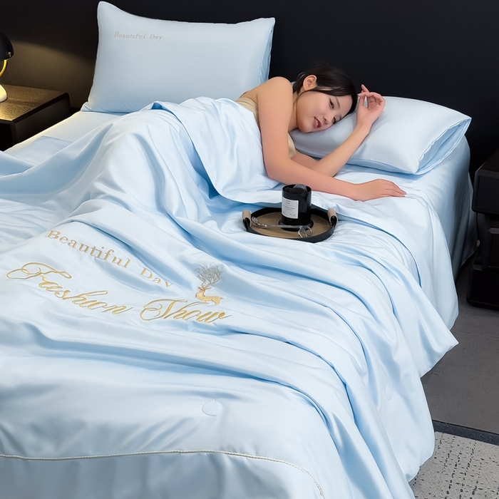 91家纺网 家纺一手货源 找家纺 卡罗兰 2025新款水洗天丝夏凉被空调被水洗真丝夏被四件套-森旅迷鹿 森旅迷鹿-天空蓝