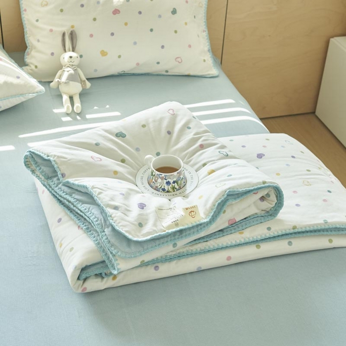 91家纺网 家纺一手货源 找家纺 寐绸家纺 2025新款纯棉双层纱印花大豆纤维夏被四件套 双层纱-波点