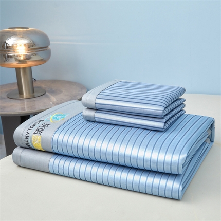 91家纺网 家纺一手货源 找家纺 2025新款凉席抗菌三明治可水洗碳光冰丝席宽边刺绣冰丝席 素夏 静谧蓝-床席款