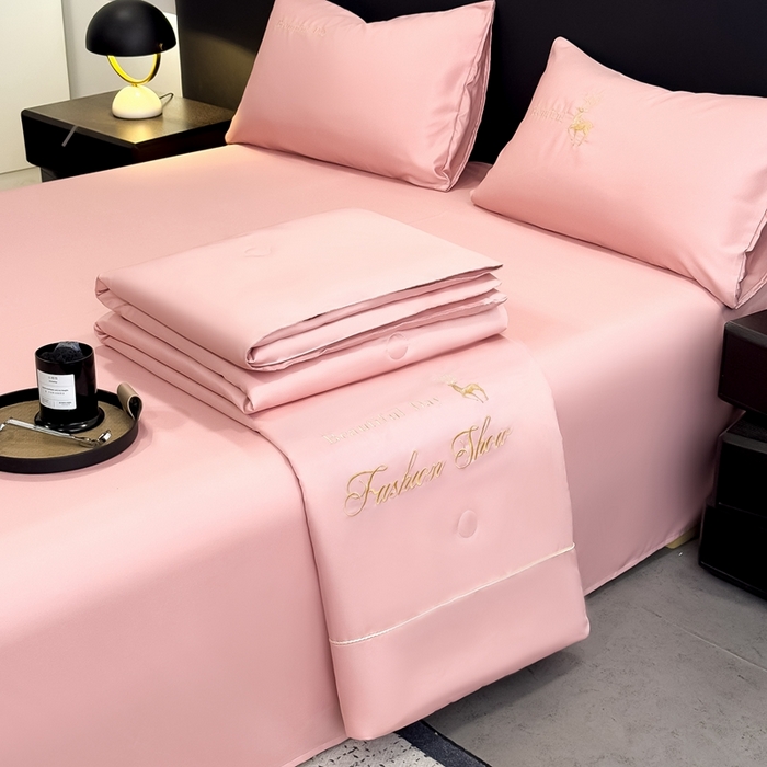 91家纺网 家纺一手货源 找家纺 卡罗兰 2025新款水洗天丝夏凉被空调被水洗真丝夏被四件套-森旅迷鹿 森旅迷鹿-樱花粉