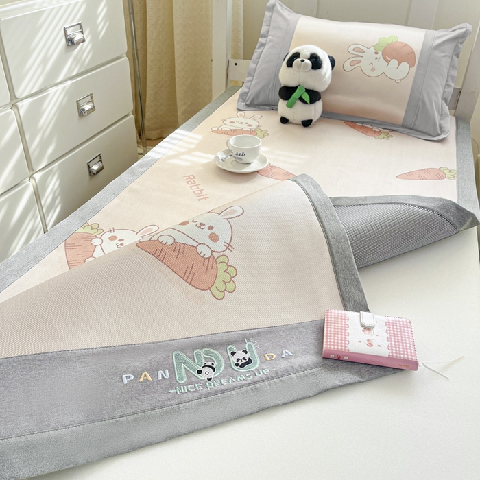 91家纺网 家纺一手货源 找家纺 2025新款印花冰藤凉席-学生款 萝卜兔