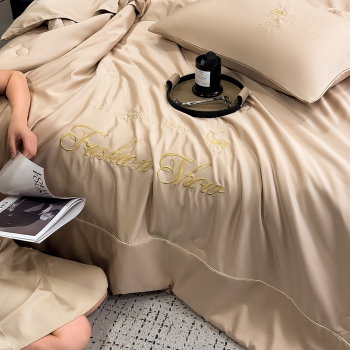 91家纺网 家纺一手货源 找家纺 卡罗兰 2025新款水洗天丝夏凉被空调被水洗真丝夏被四件套-森旅迷鹿 森旅迷鹿-香槟金