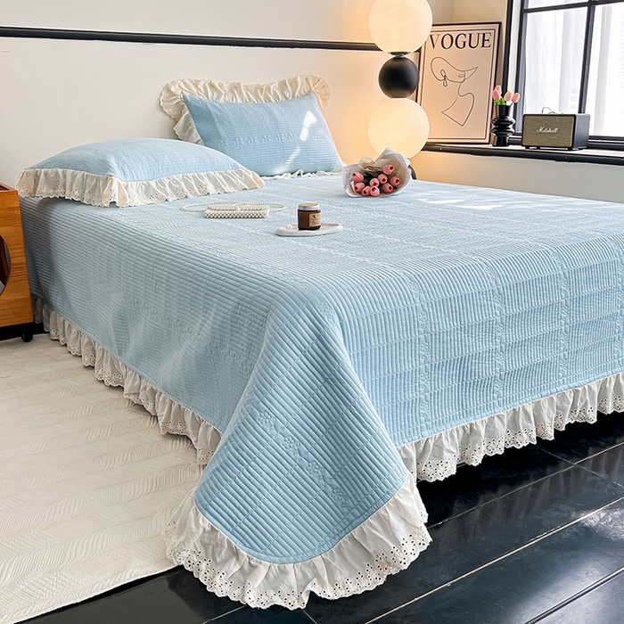 91家纺网 家纺一手货源 找家纺 沐纯家居 2025新款棉小乐花边床盖三件套 冰蓝