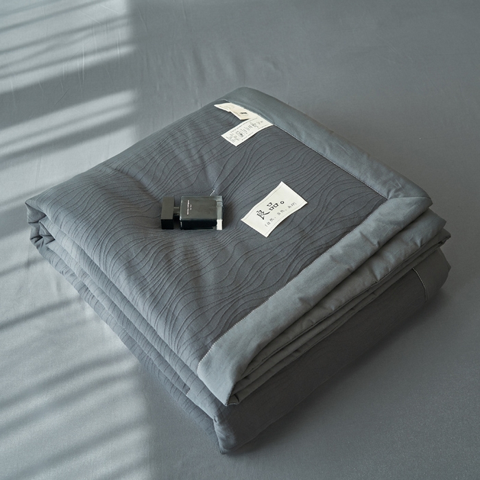 91家纺网 家纺一手货源 找家纺 寐绸家纺 2025新款纯棉水洗棉三层提花大豆纤维夏被四件套 曲线条-中灰