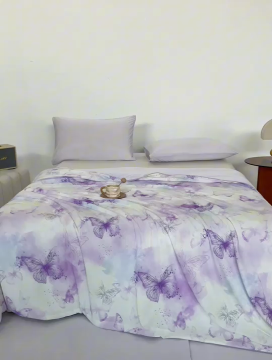 91家纺网 家纺一手货源 找家纺 缔锦家纺 2025新款凉感丝印花夏被 蝶恋-香芋紫