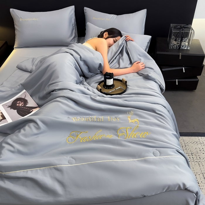 91家纺网 家纺一手货源 找家纺 卡罗兰 2025新款水洗天丝夏凉被空调被水洗真丝夏被四件套-森旅迷鹿 森旅迷鹿-绅士灰
