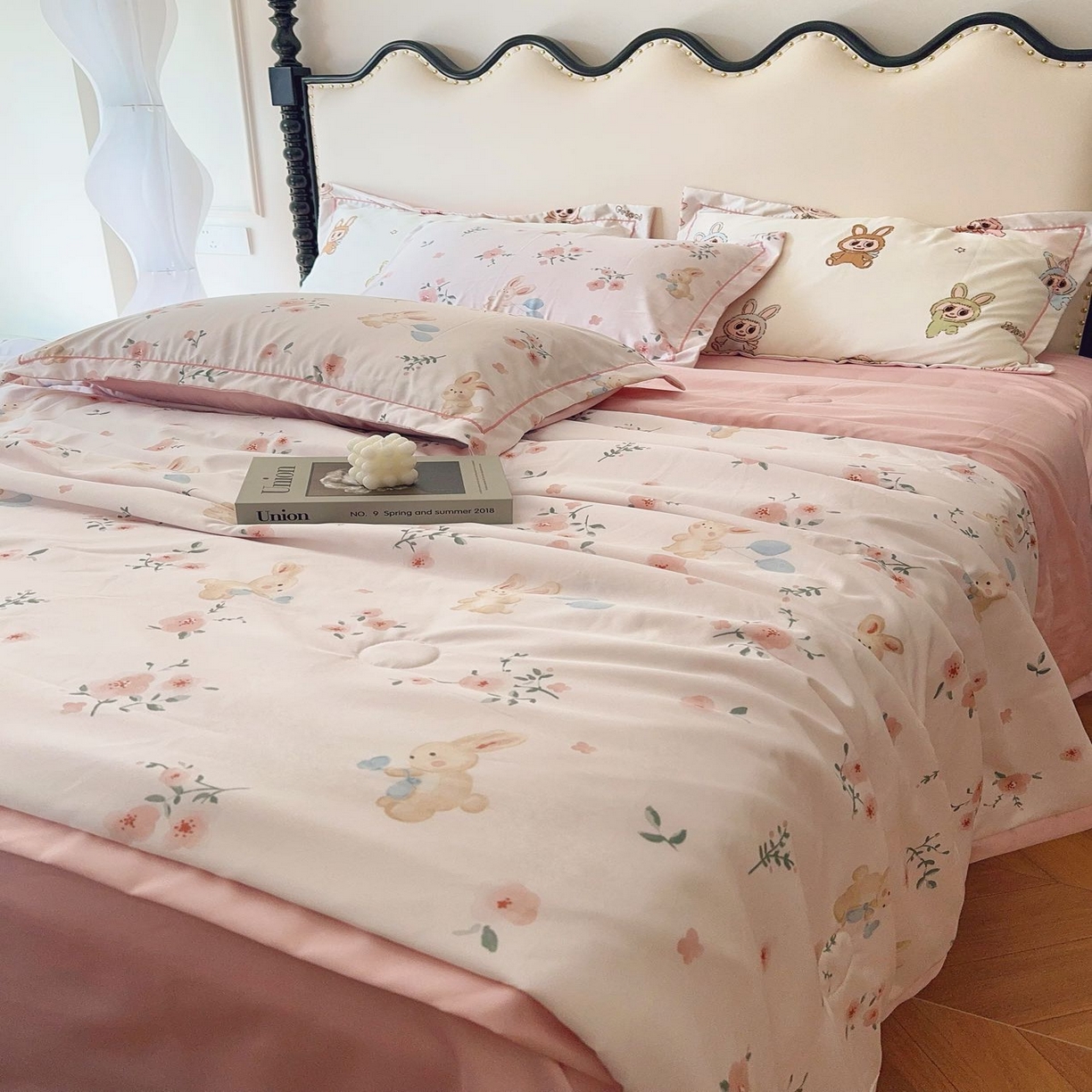 91家纺网 家纺一手货源 找家纺 兜米家居 2025新款水洗天丝夏被四件套 桃花兔兔