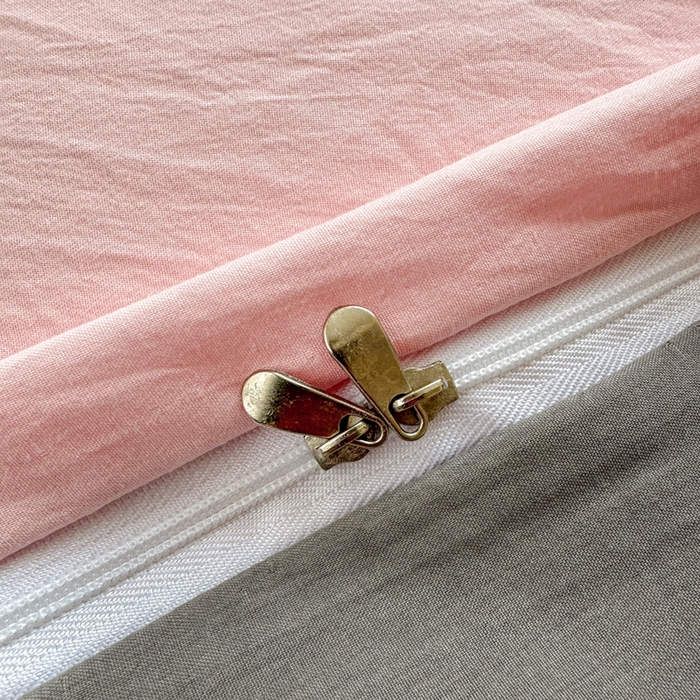 91家纺网 家纺一手货源 找家纺 冕悠家纺 2025新款A类105克超柔褶皱水洗棉拼色四件套 樱花粉+岩灰