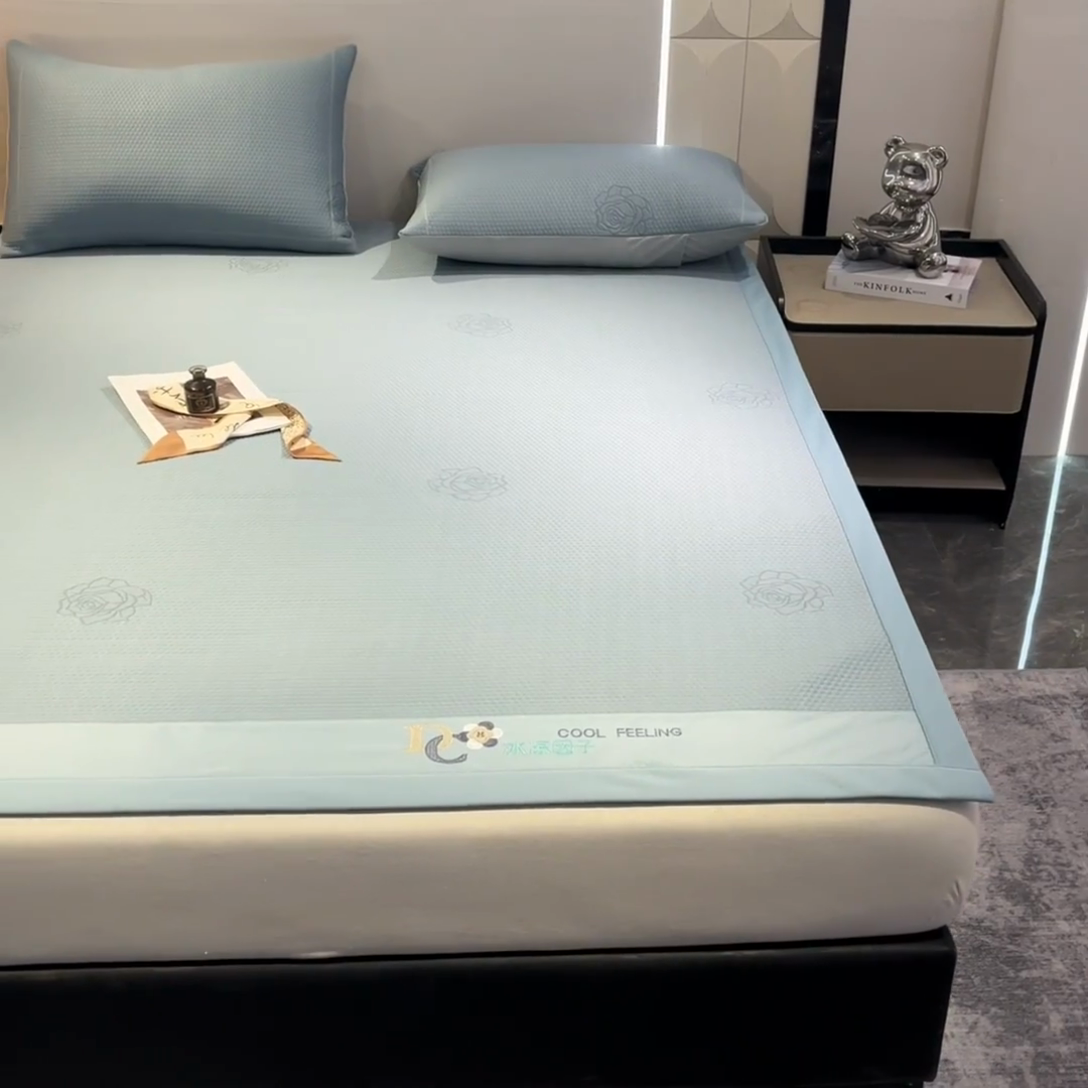 91家纺网 家纺一手货源 找家纺 阿亮家居 2025新款刺绣款凉豆豆凉席 凉豆豆-玫瑰蓝色