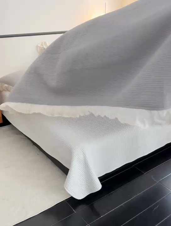 91家纺网 家纺一手货源 找家纺 沐纯家居 2025新款棉小乐花边床盖三件套 淡雅灰