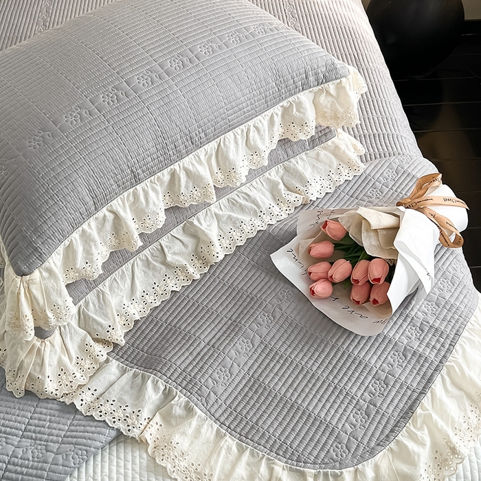 91家纺网 家纺一手货源 找家纺 沐纯家居 2025新款棉小乐花边床盖三件套 淡雅灰