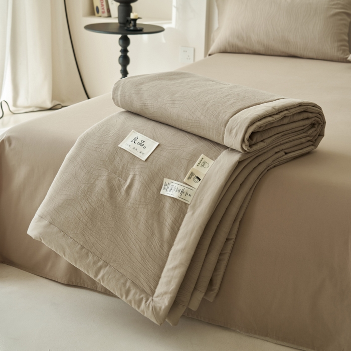 91家纺网 家纺一手货源 找家纺 寐绸家纺 2025新款纯棉水洗棉三层提花大豆纤维夏被四件套 曲线条-浅驼