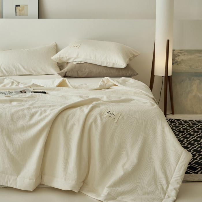 91家纺网 家纺一手货源 找家纺 寐绸家纺 2025新款纯棉水洗棉三层提花大豆纤维夏被四件套 曲线条-雅白