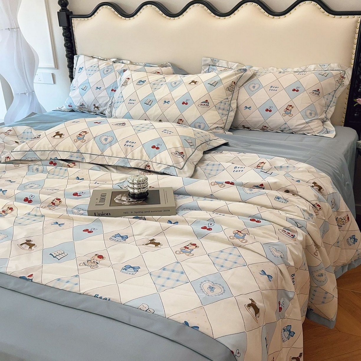 91家纺网 家纺一手货源 找家纺 兜米家居 2025新款水洗天丝夏被四件套 菱格小熊