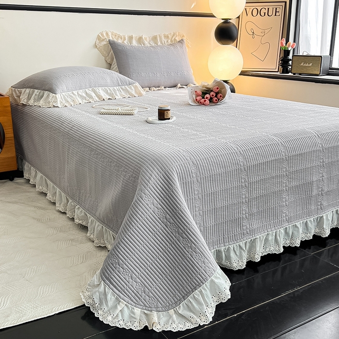 91家纺网 家纺一手货源 找家纺 沐纯家居 2025新款棉小乐花边床盖三件套 淡雅灰