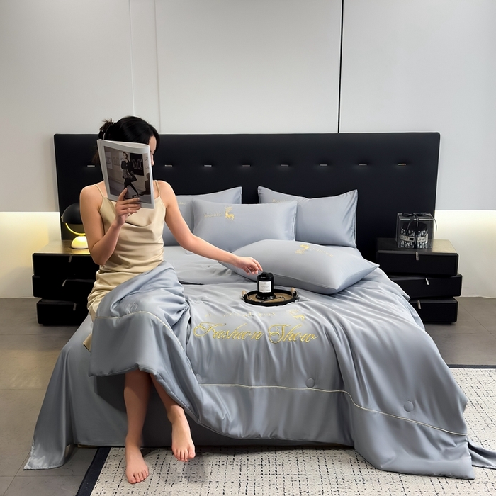91家纺网 家纺一手货源 找家纺 卡罗兰 2025新款水洗天丝夏凉被空调被水洗真丝夏被四件套-森旅迷鹿 森旅迷鹿-绅士灰