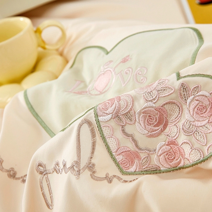 91家纺网 家纺一手货源 找家纺 卡迪亚家纺 2025新款加厚柔肤棉贴布绣宽边双拼刺绣四件套-满心花园 满心花园-抹茶绿