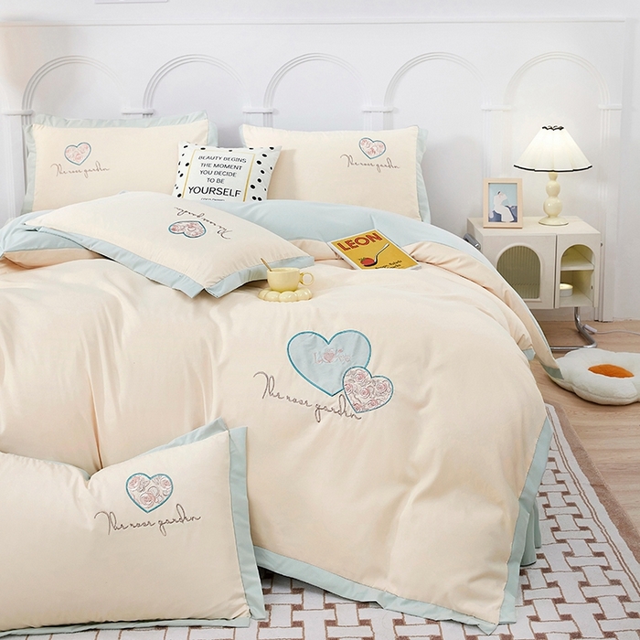 91家纺网 家纺一手货源 找家纺 卡迪亚家纺 2025新款加厚柔肤棉贴布绣宽边双拼刺绣四件套-满心花园 满心花园-爱尔兰