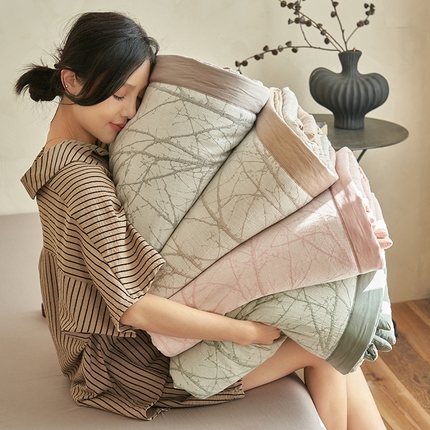 91家纺网 家纺一手货源 找家纺 寐绸家纺 2025新款纯棉水洗棉三层丛林提花大豆纤维夏被四件套 丛林-灰色