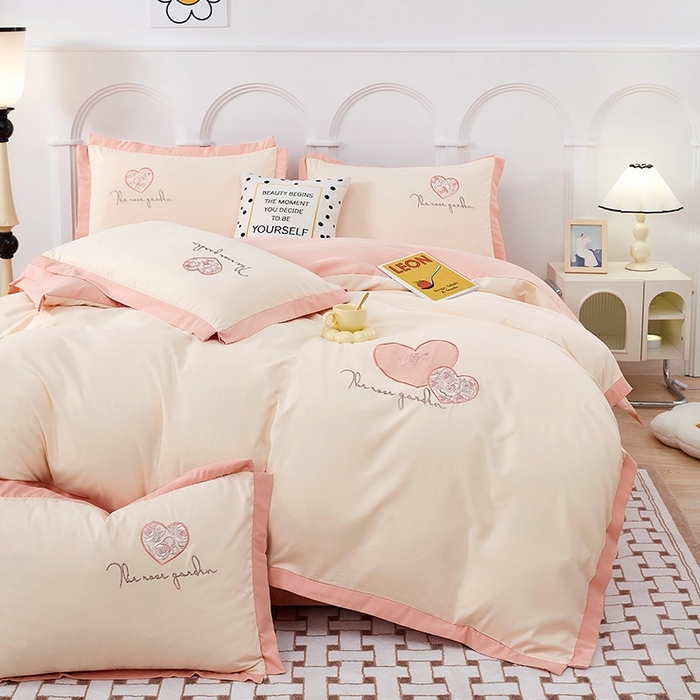 91家纺网 家纺一手货源 找家纺 卡迪亚家纺 2025新款加厚柔肤棉贴布绣宽边双拼刺绣四件套-满心花园 满心花园-玲珑玉