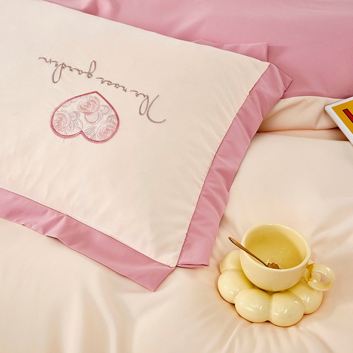 91家纺网 家纺一手货源 找家纺 卡迪亚家纺 2025新款加厚柔肤棉贴布绣宽边双拼刺绣四件套-满心花园 满心花园-蜜豆沙