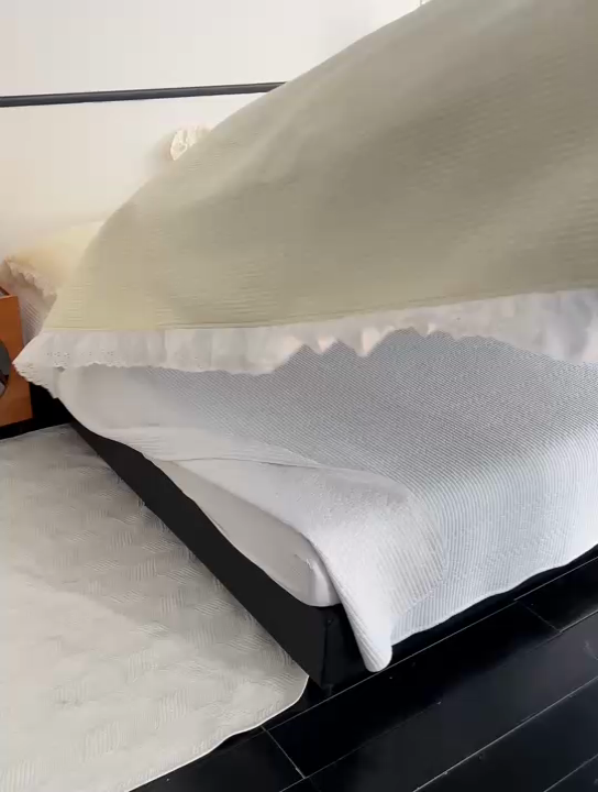 91家纺网 家纺一手货源 找家纺 沐纯家居 2025新款棉小乐花边床盖三件套 米黄