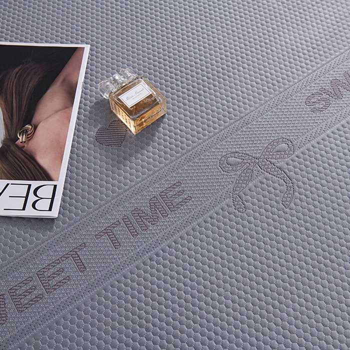 91家纺网 家纺一手货源 找家纺 梵克保罗 2025新款7A抗菌母婴级纯乙纶PE刺绣凉感丝豆豆席 床笠花边款 花边床笠爱心蝴蝶结-灰