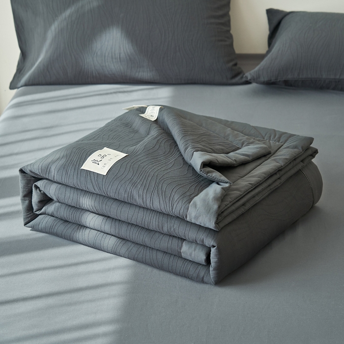 91家纺网 家纺一手货源 找家纺 寐绸家纺 2025新款纯棉水洗棉三层提花大豆纤维夏被四件套 曲线条-中灰