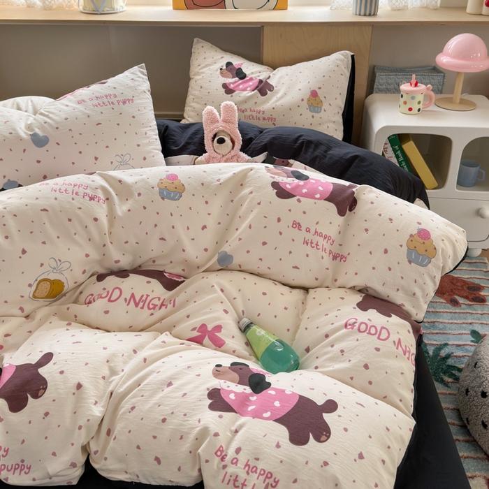 91家纺网 家纺一手货源 找家纺 冕悠家纺 2025新款A类高克重糯叽叽超柔糯水洗棉印花四件套 蛋糕奶狗